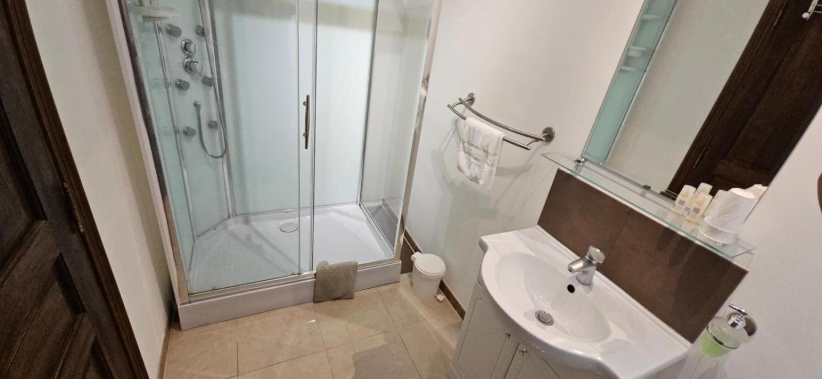 Hotel Et Residence De La Transhumance Saint-Martin-de-Crau Εξωτερικό φωτογραφία