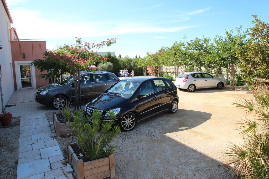 Hotel Et Residence De La Transhumance Saint-Martin-de-Crau Εξωτερικό φωτογραφία