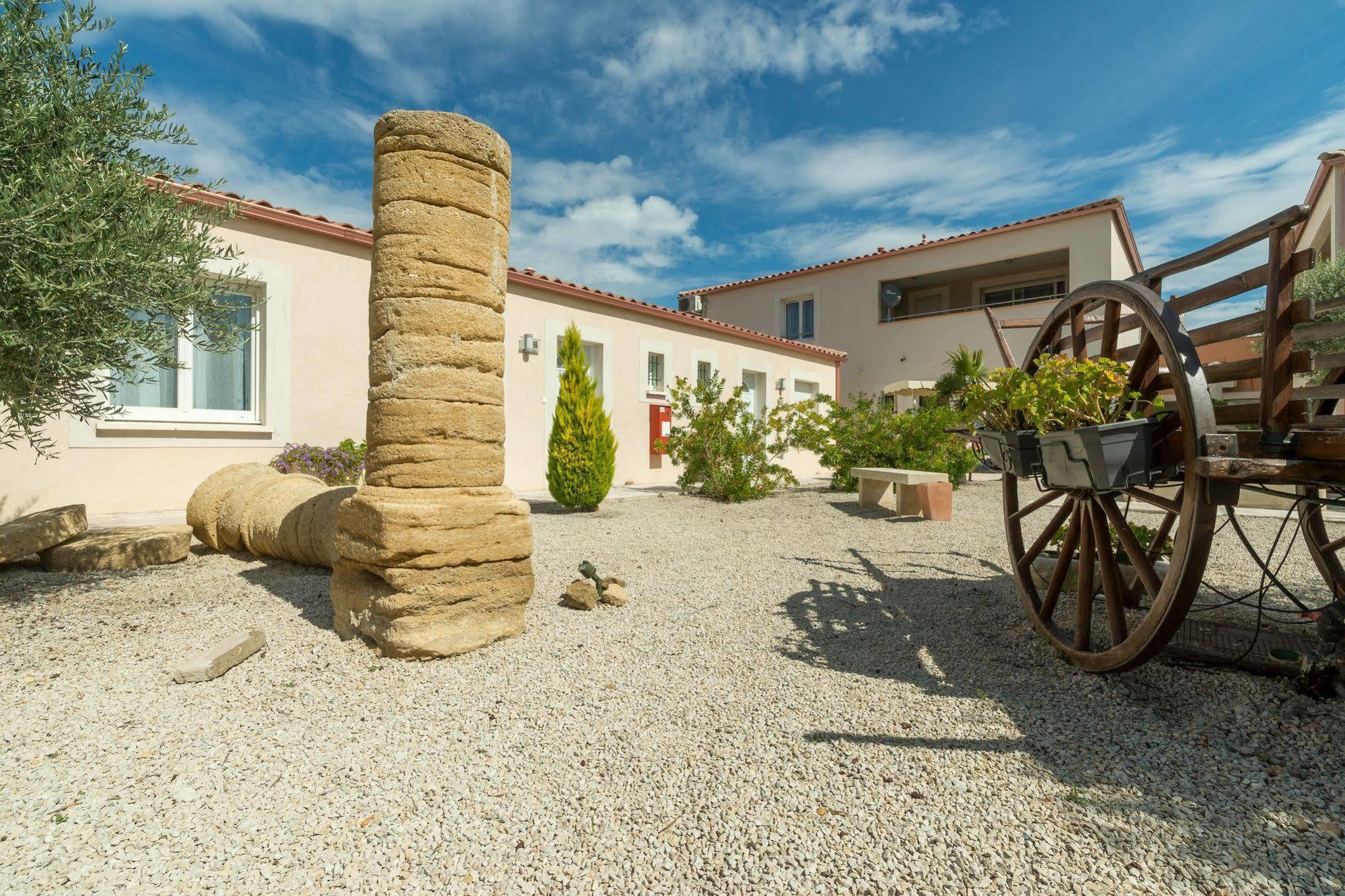 Hotel Et Residence De La Transhumance Saint-Martin-de-Crau Εξωτερικό φωτογραφία