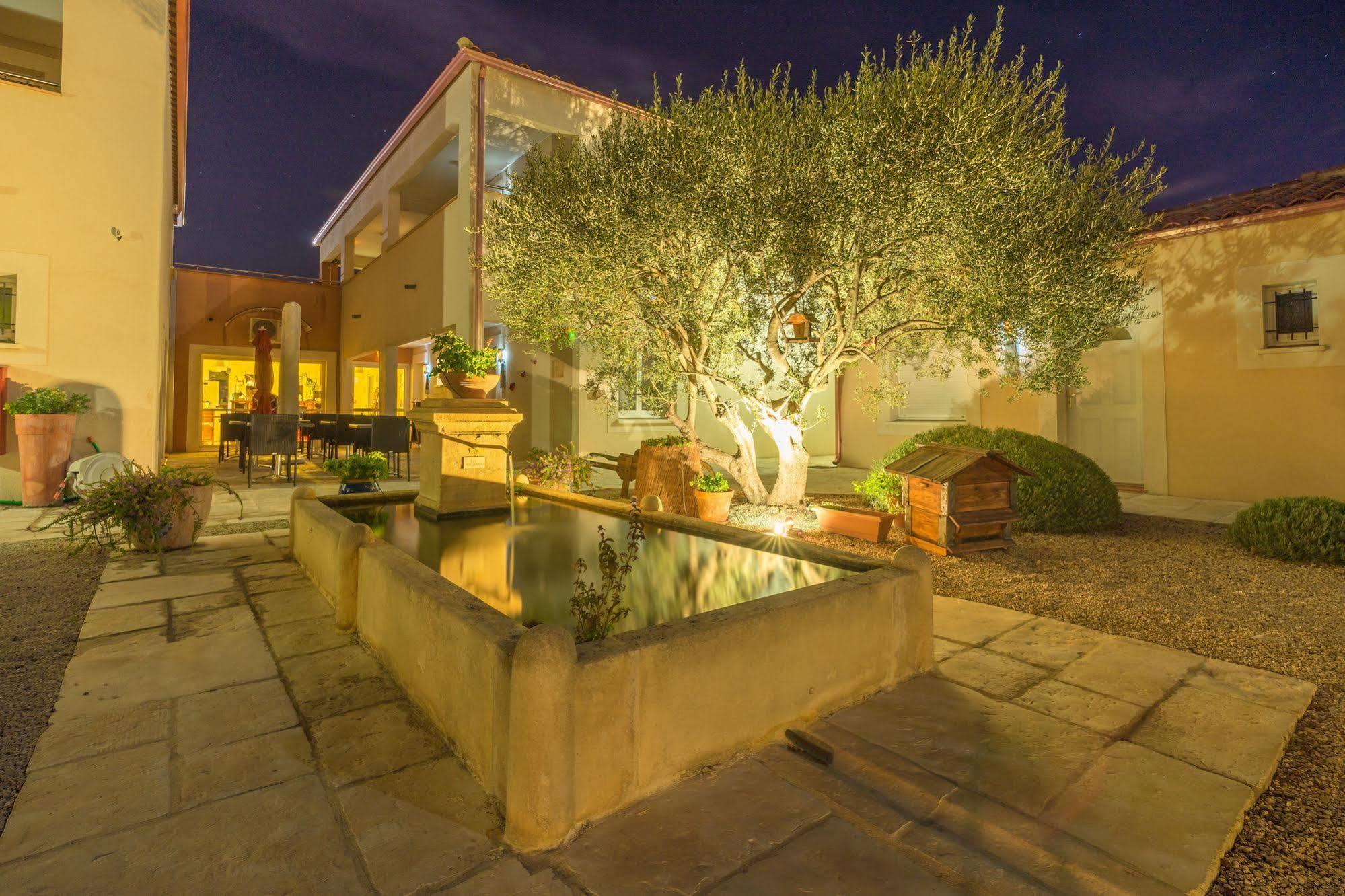Hotel Et Residence De La Transhumance Saint-Martin-de-Crau Εξωτερικό φωτογραφία