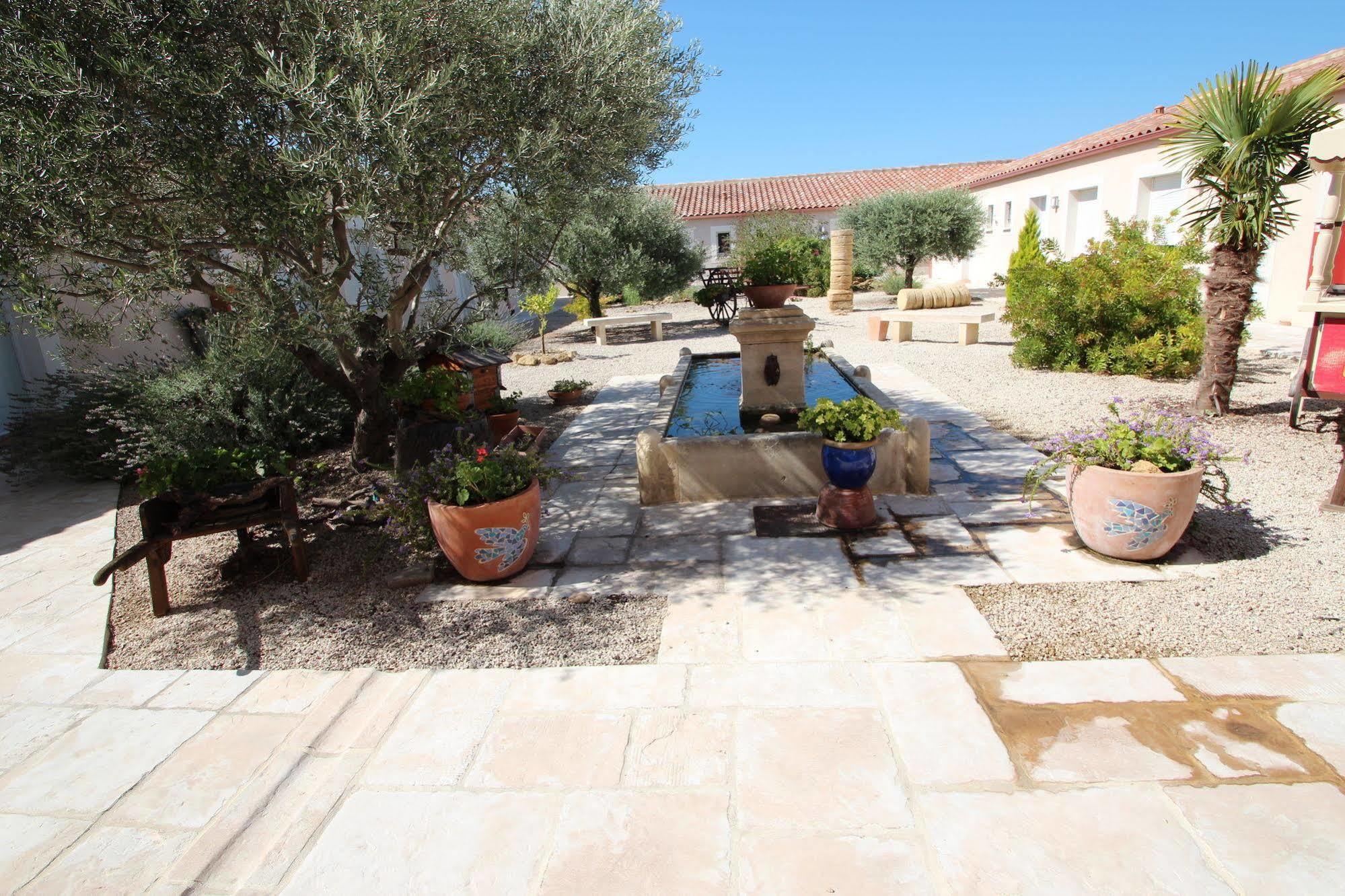 Hotel Et Residence De La Transhumance Saint-Martin-de-Crau Εξωτερικό φωτογραφία